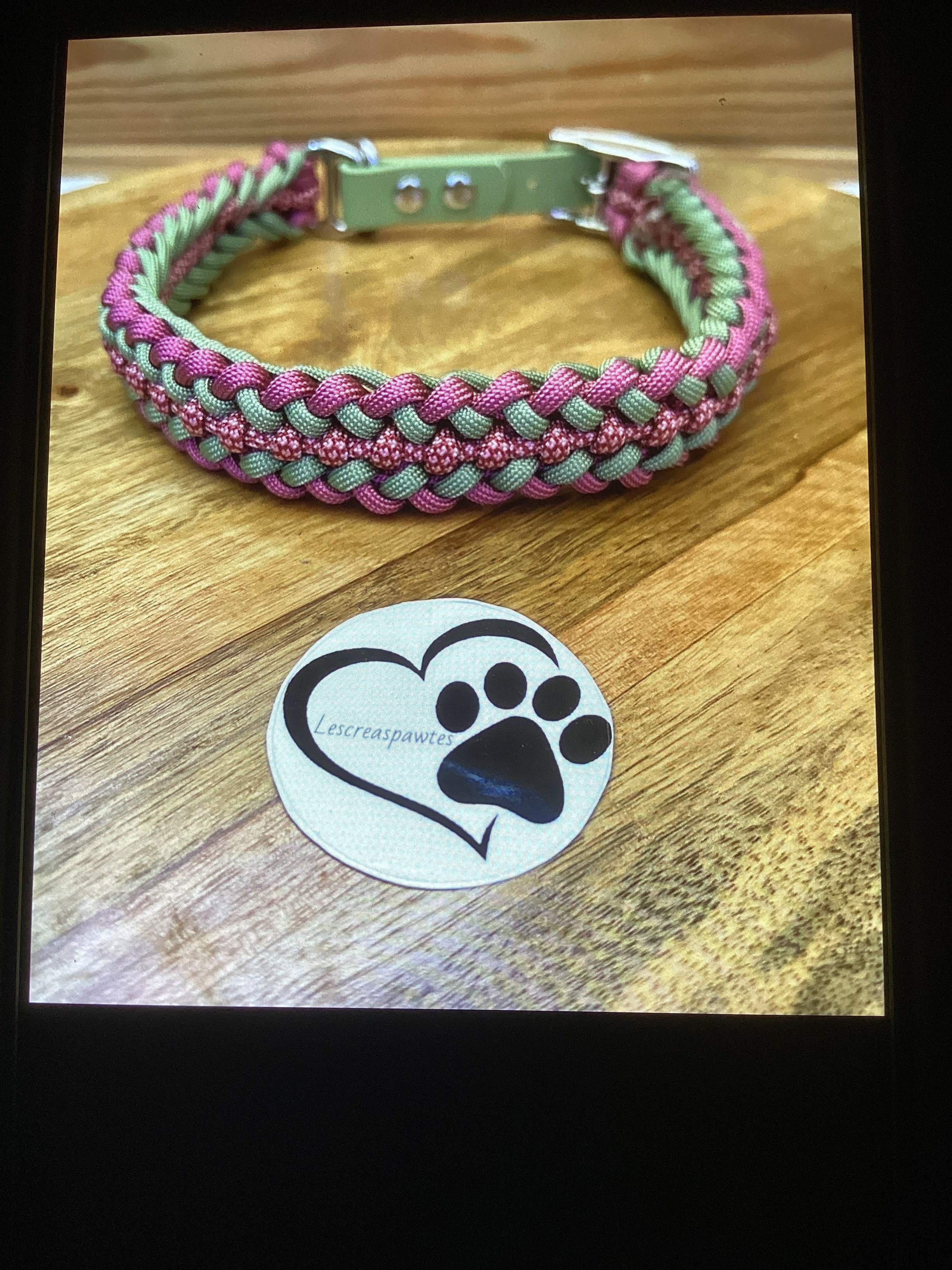 Collier tressé en paracorde pour chien rose et vert sauge avec boucle métallique – Lescreaspawtes